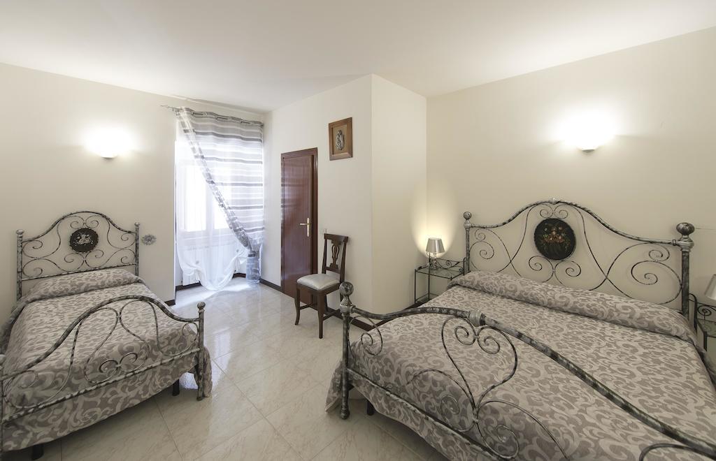 לינה וארוחת בוקר גוביו Residenza Di Via Piccardi חדר תמונה