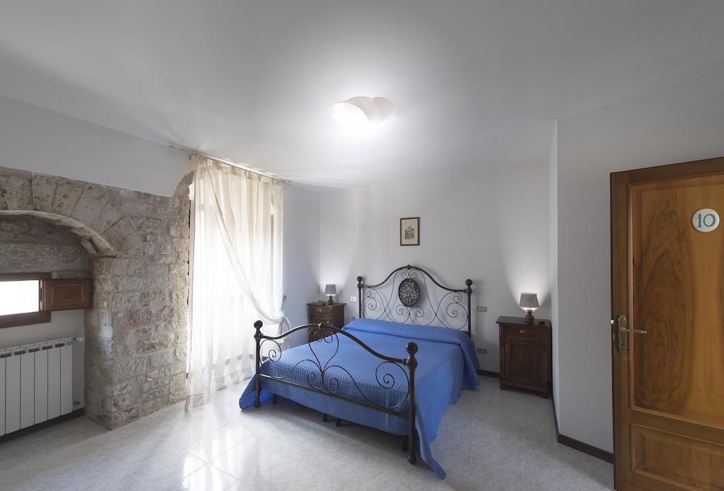 לינה וארוחת בוקר גוביו Residenza Di Via Piccardi חדר תמונה